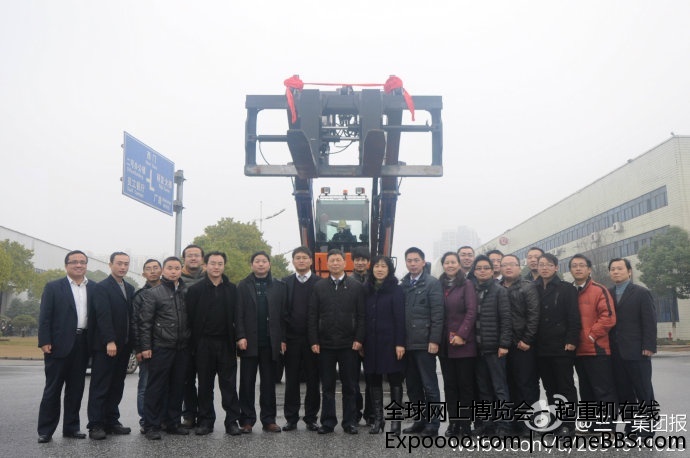 【国内首台伸缩臂叉车在三一下线】该款新品的成功开发填补了国内市场空白，开启了一个.jpg