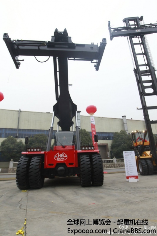 【国内首台伸缩臂叉车在三一下线】该款新品的成功开发填补了国内市场空白，开启了一个.jpg