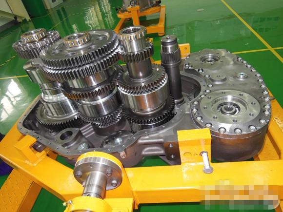 国内首台机械式平地机及变速箱研发成功  (3).jpg