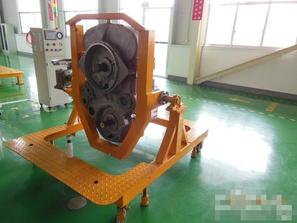 国内首台机械式平地机及变速箱研发成功  (4).jpg