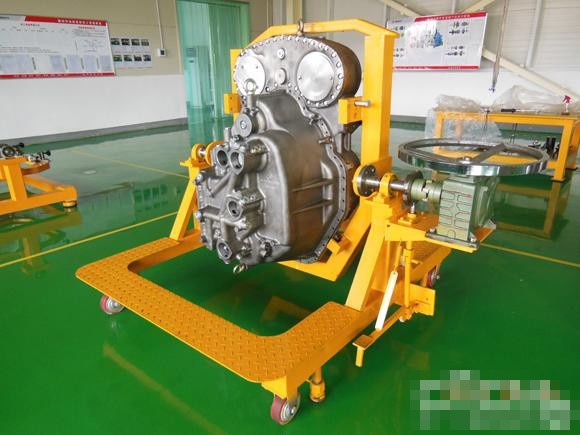 国内首台机械式平地机及变速箱研发成功  (5).jpg