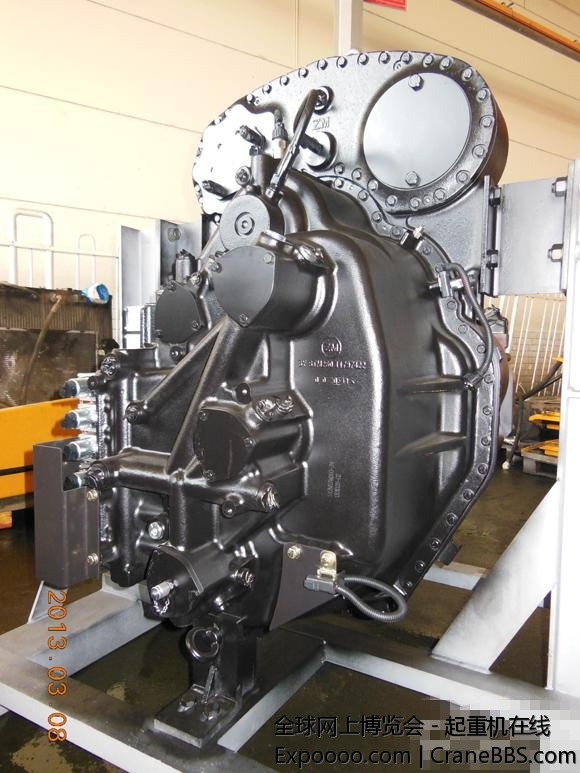 国内首台机械式平地机及变速箱研发成功  (1).jpg