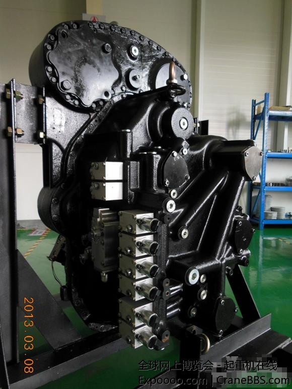 国内首台机械式平地机及变速箱研发成功  (2).jpg