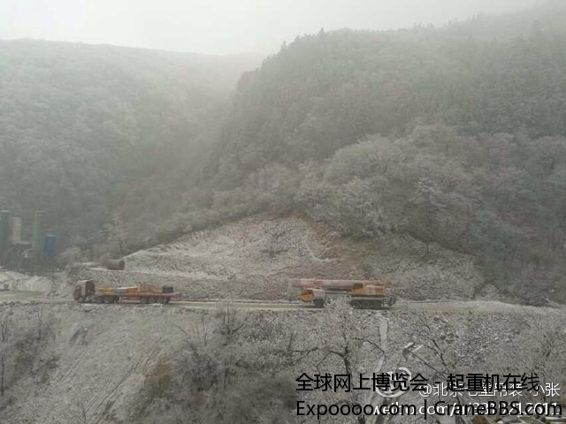 山上下雪。温度很底。吊车车身都是霜。板车油箱都冻住了。彻底搞不了了 (1).jpg