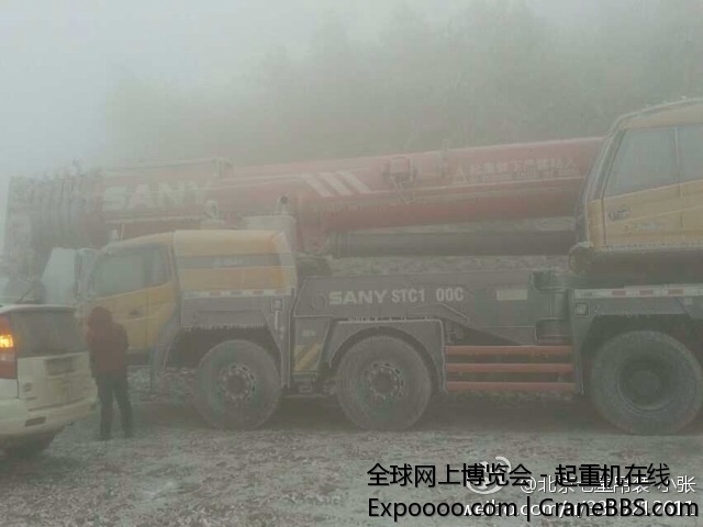 山上下雪。温度很底。吊车车身都是霜。板车油箱都冻住了。彻底搞不了了 (2).jpg