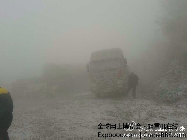 山上下雪。温度很底。吊车车身都是霜。板车油箱都冻住了。彻底搞不了了 (3).jpg