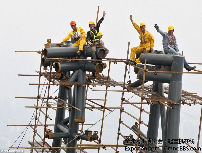 1407093307525_wps_2_Workers_wait_to_install_t.jpg