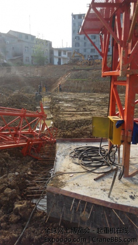 开着小12装塔吊