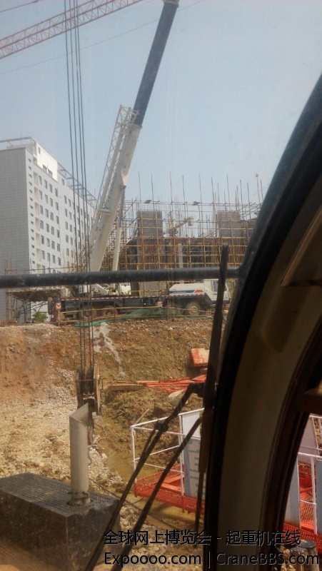 开着小12装塔吊