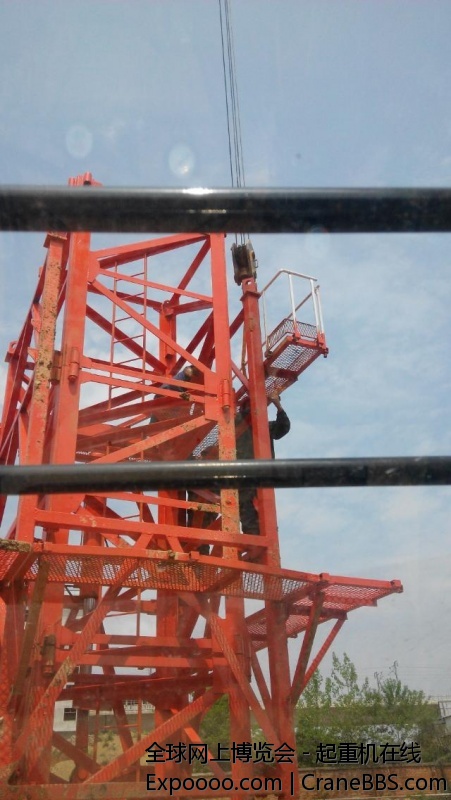 开着小12装塔吊