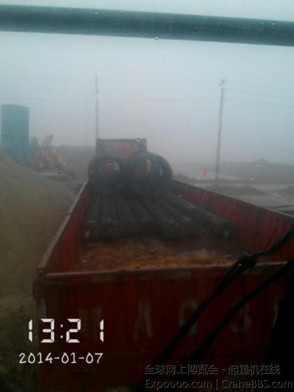 下这么大的雨还下钢筋。