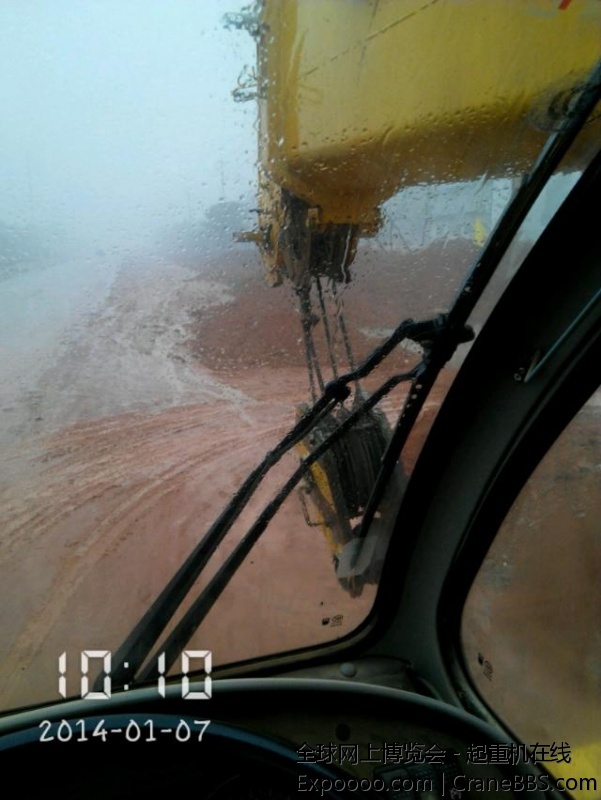 下这么大的雨还下钢筋。