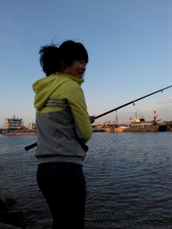 唯一的爱好就是钓鱼 那天挺冷的老婆一直陪着我