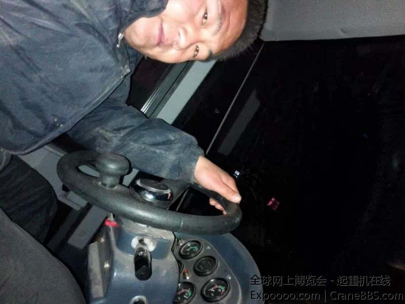 有时候帮别人开开铲车