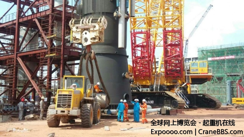 绳子很粗，重，只好动用装载机