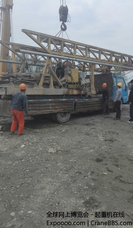 开始跟他说木头不能竖在车上，他不听。