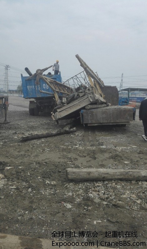 幸好旁边有个拉沙的车挡住了一下。要不然直接就砸我腿子上去了。