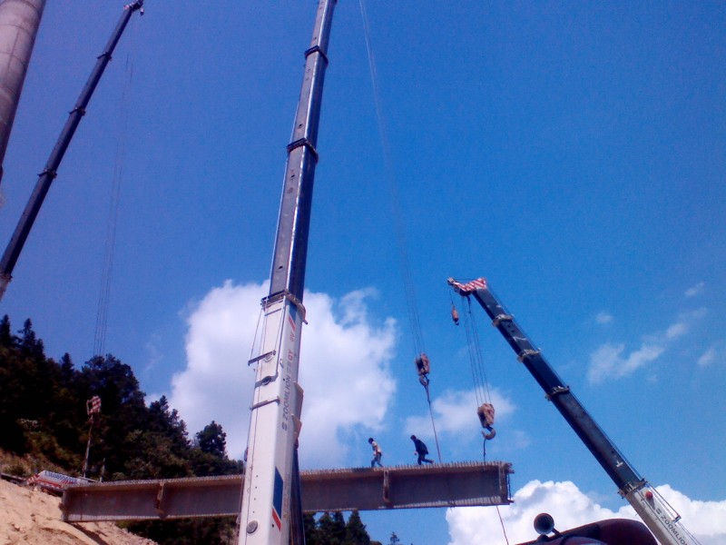 蓝天 白云 吊车 工人