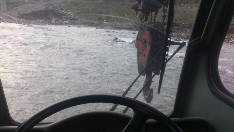 别人过河拆桥,我过河修桥...