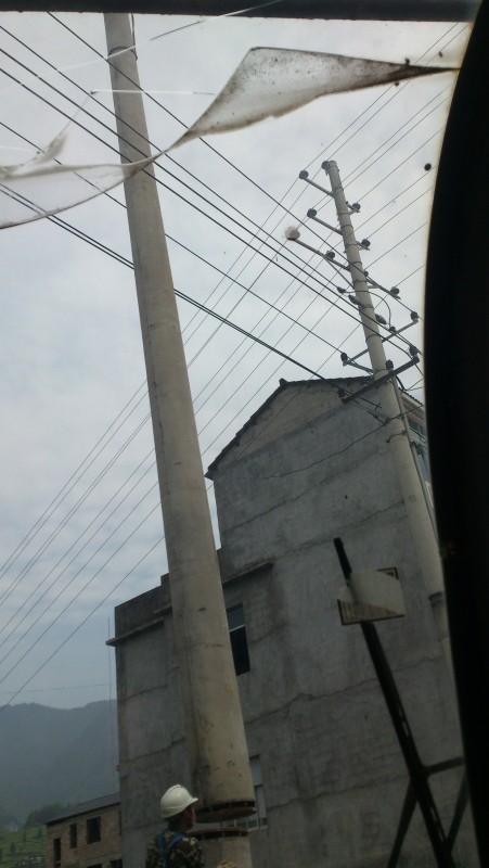 供电所连线都不拆,从线当中吊下去,说线断了不让我赔.