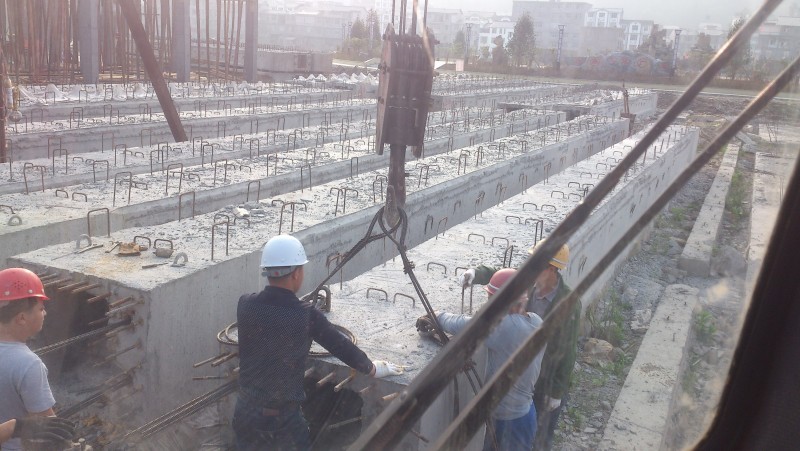 戴白帽那个是项目经理,我说吊不动.他要试...