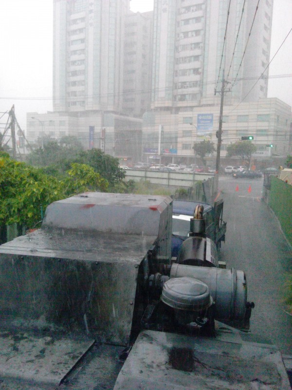 暴雨中...