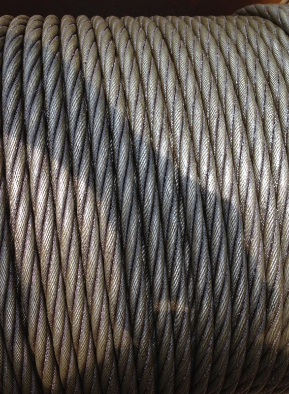 两条钢丝绳压了下去