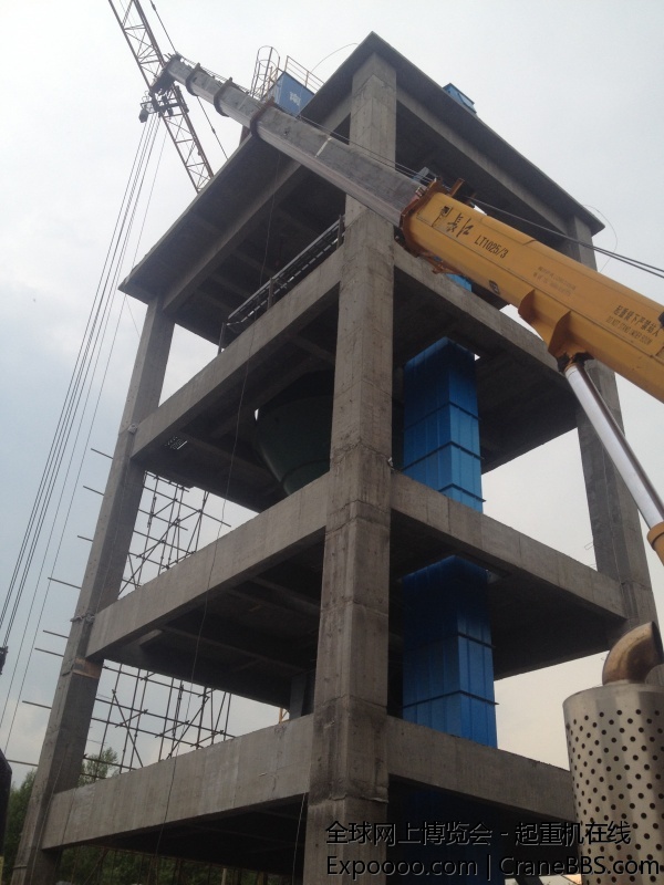 这是夏天水泥厂改造，连续干了20天，喝了20天的汤