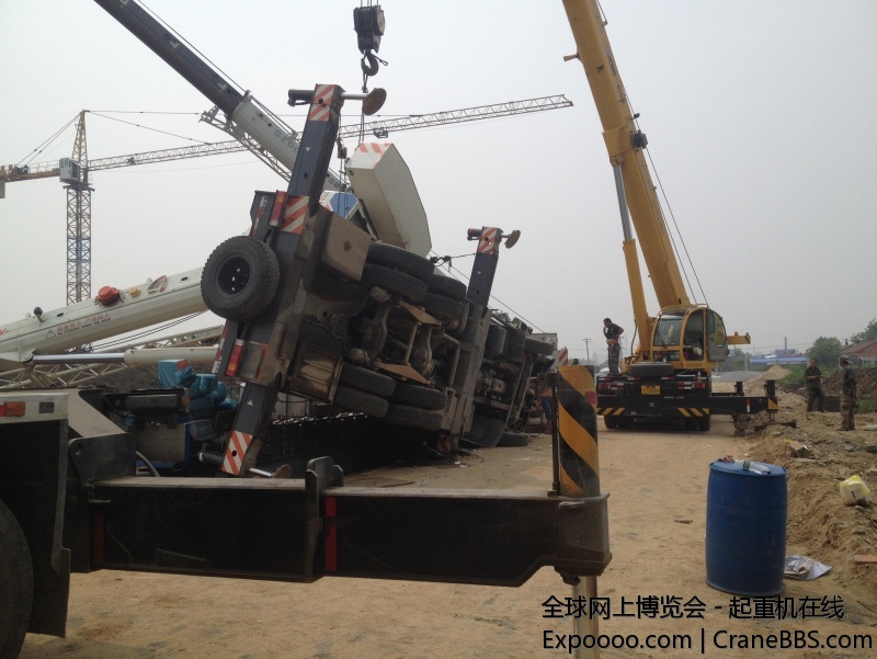 这张图可以看到，远端的是徐工40接腿，近端2节腿的是我们的55，起大杆，40侧向位置还有一个中联20