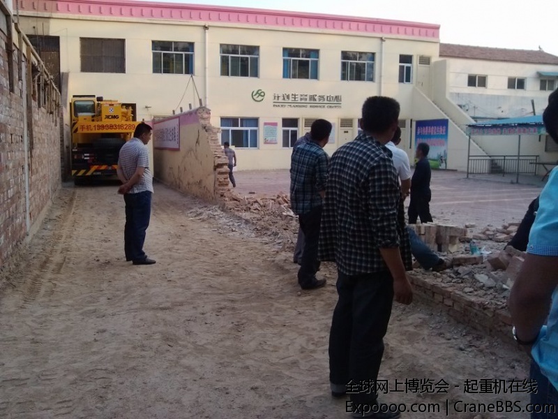 老四的新K5，倒不进去把墙拆了