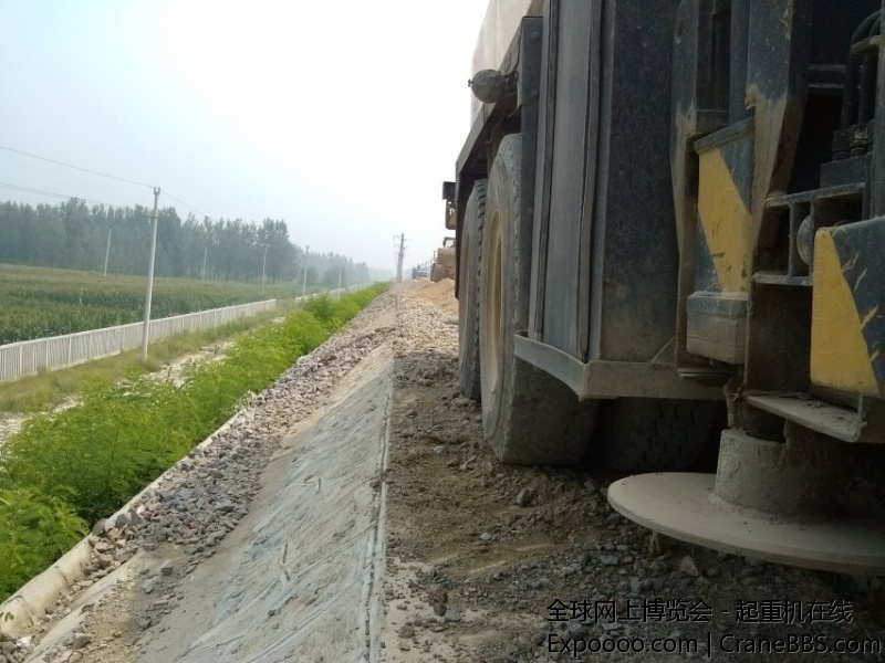 铁路一半路基，会车就得这样，紧靠边