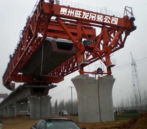 架设为电站运输水泥的专用火车桥（每天需水泥2000T）