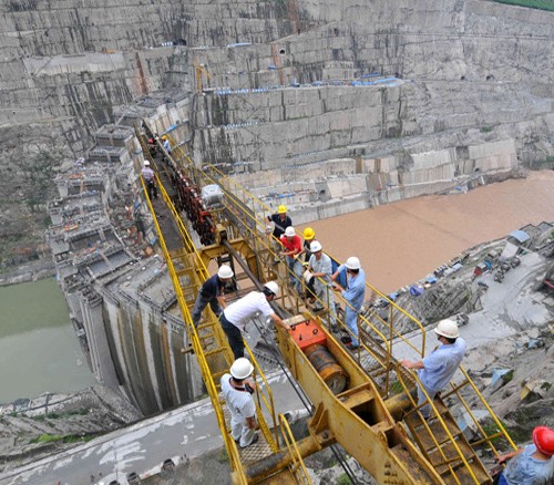 大坝吊装用的80T揽机主绳过江