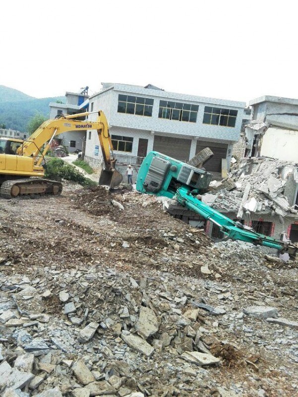 人家都下去了，我不去不行啊。