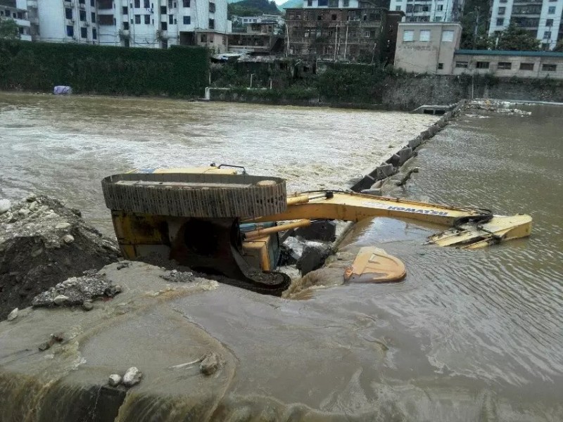 危险的江边抢险