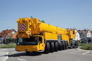 liebherr-ltm-1750-9.1-driving-position-roundabout-ehingen-landscape.jpg