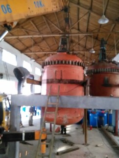 安装反应釜，右前方5吨