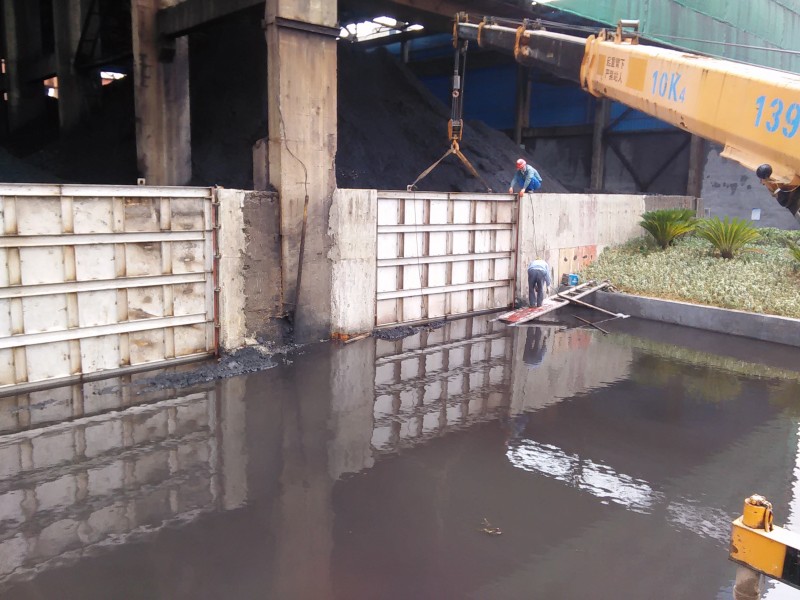 1吨不锈钢闸门16米远