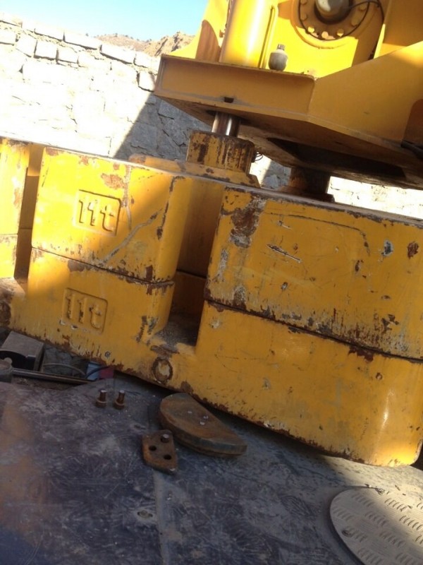 配重油缸无征兆脱落