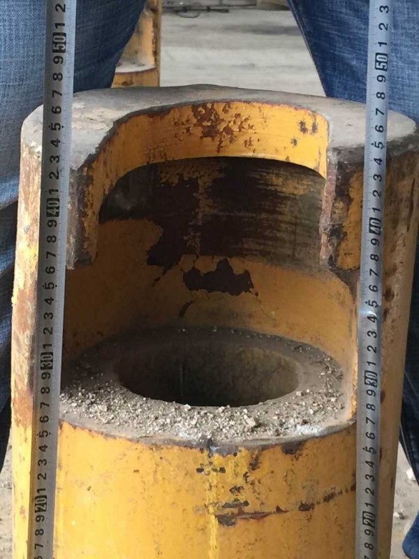 因配重油缸脱落导致配重变形